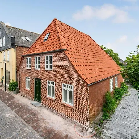 Pet Friendly In With Kitchen Holiday home