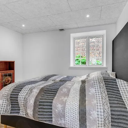 Pet Friendly In With Kitchen *